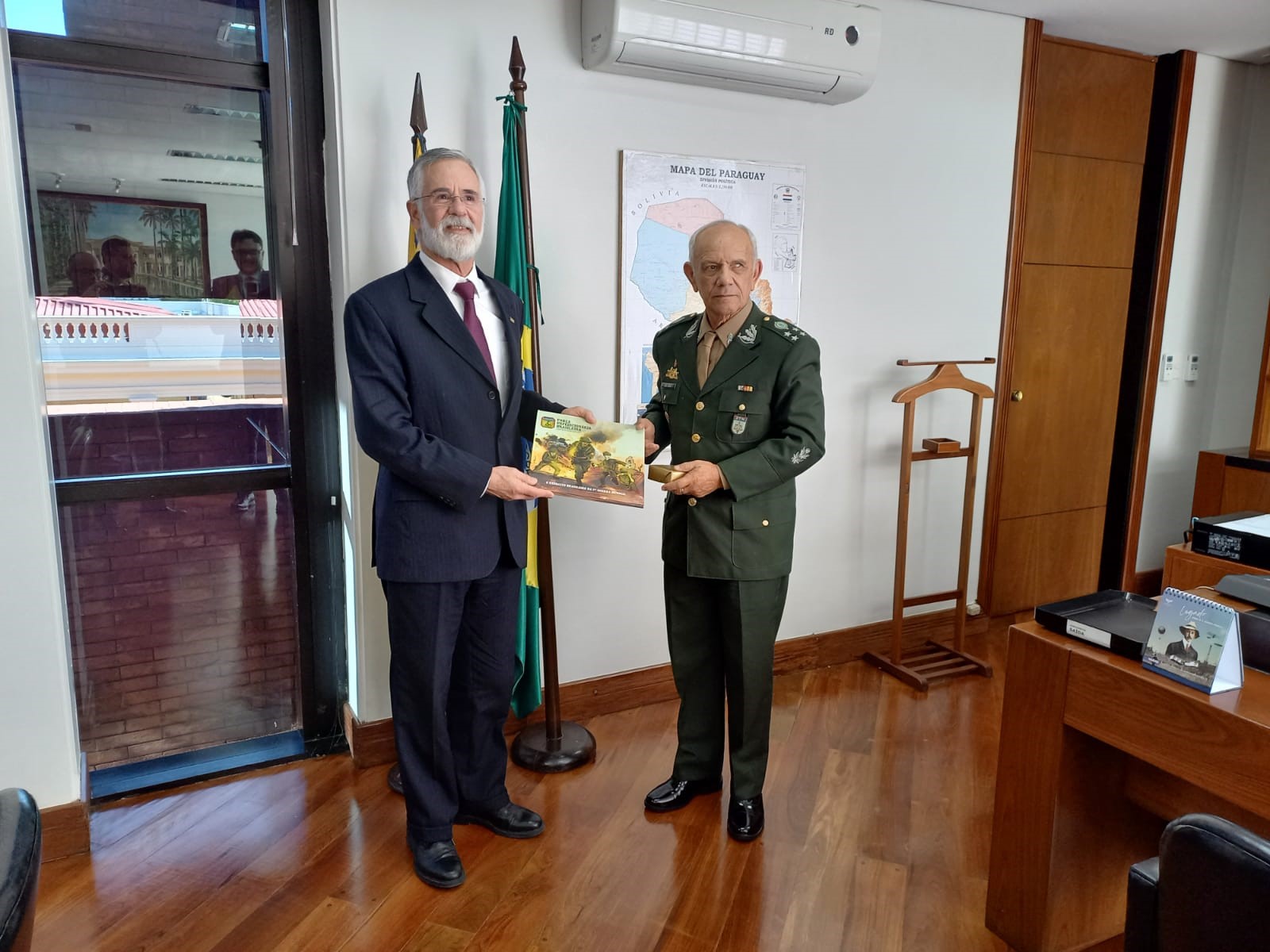 ADITÂNCIA DE DEFESA E DO EXÉRCITO NA REPÚBLICA DO PARAGUAI RECEBE A VISITA DE MINISTRO DO SUPERIOR TRIBUNAL MILITAR .